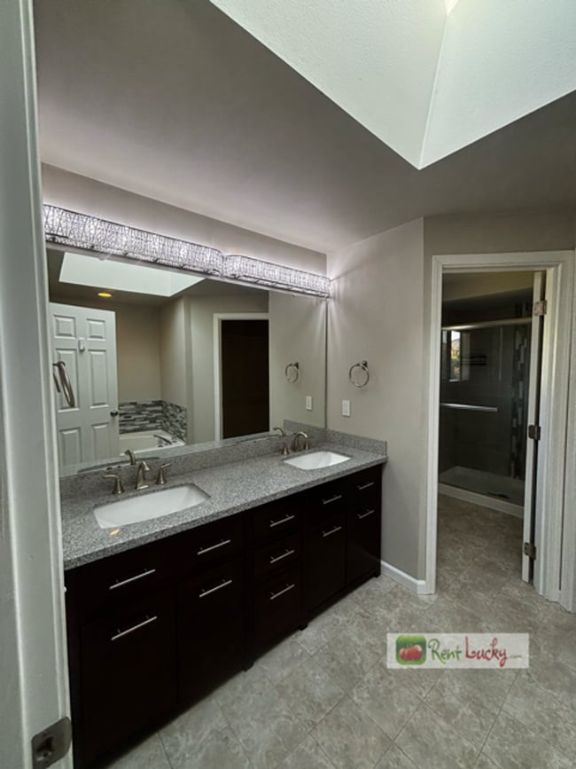 Building Photo - Stunning & Spacious 4 Bedroom Home with 2....