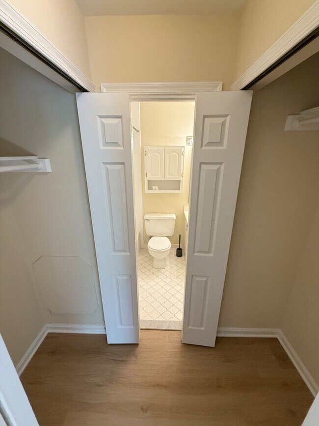 Building Photo - 2 Level, 2 Bedroom Hidden Gem in Dupont!