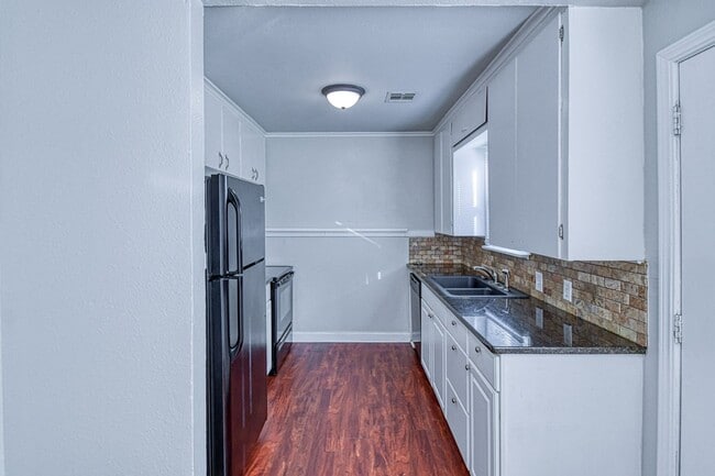 Building Photo - 2 bedroom/1 bathroom - Centrally Located in Norman!!