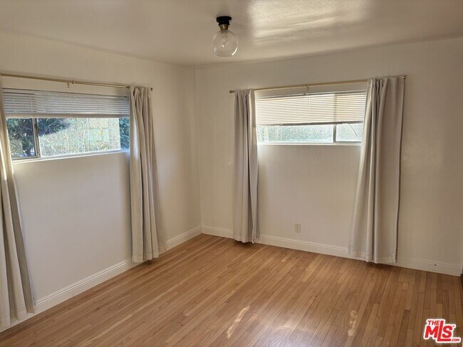 Building Photo - 366 1/2 E Hillsdale St