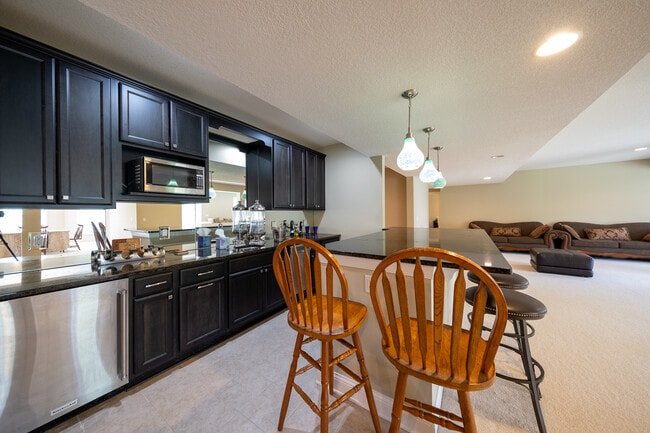 Building Photo - 727 Aster Rd