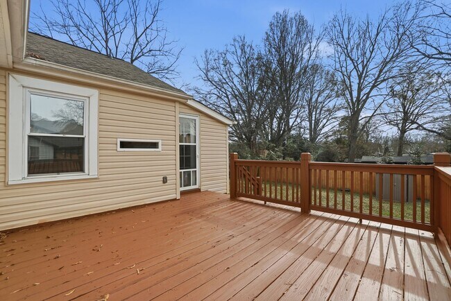 Building Photo - 3 Bedroom Home with a deck in Plaza-Midwood!