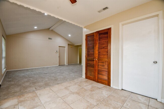 Building Photo - 5810 Fontenelle Dr