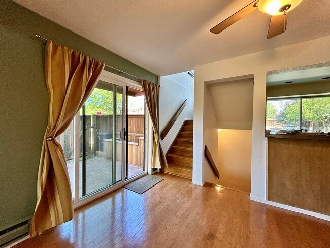 Building Photo - Beautiful & Bright Corner Condo in North Boulder