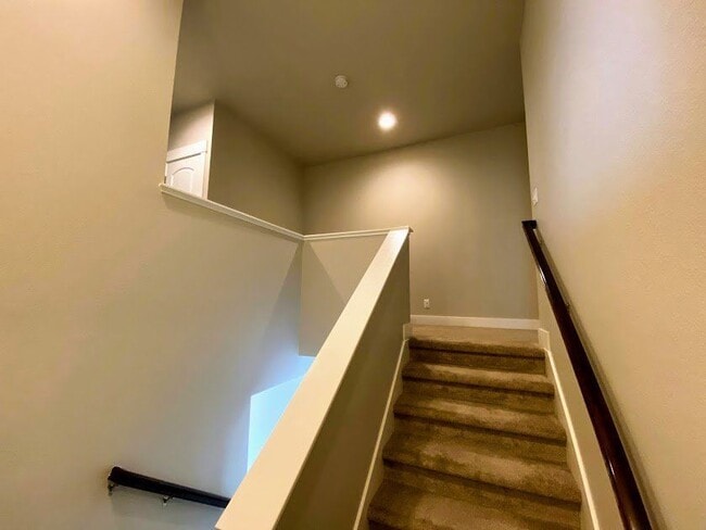 Building Photo - 5447 Valentia St