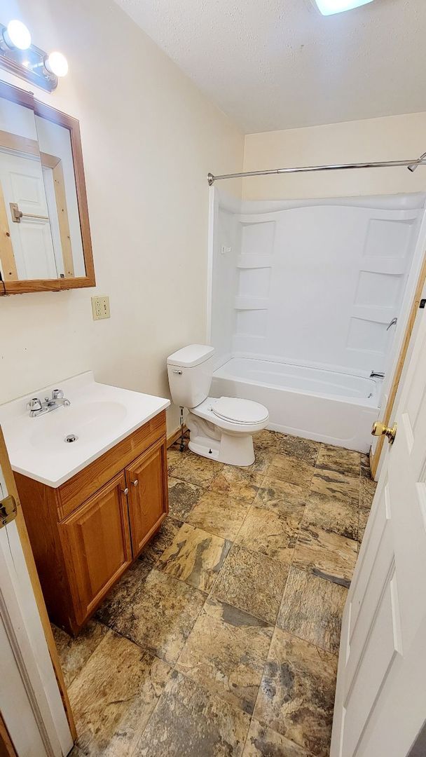 Building Photo - 3 Bedroom/ 1.5 Bathroom House -Near WVU Ma...