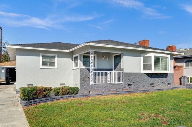 Primary Photo - 1109 N Holmar Ave