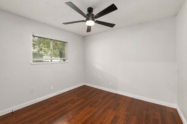 Building Photo - 2928 E 12th St