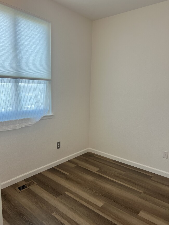Building Photo - 230 Bonanza Dr