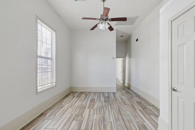 Building Photo - 2013 Almonaster Ave