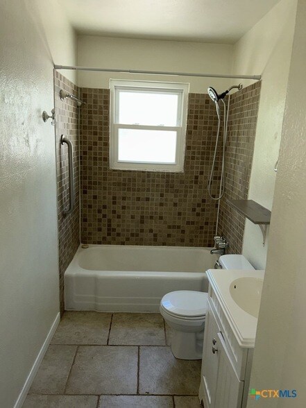 Building Photo - 304 Oak St