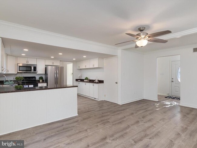 Building Photo - 402 S Cherry Grove Ave