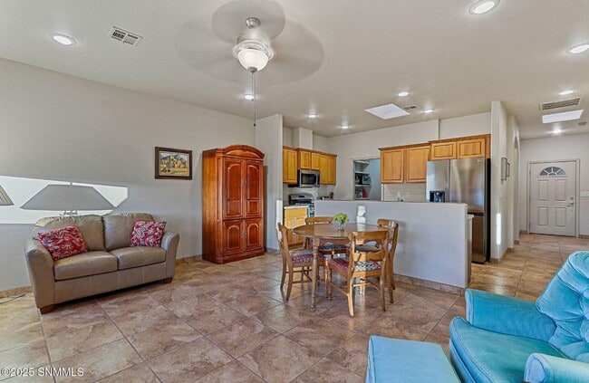 Building Photo - Gorgeous Townhouse in Pueblos at Alameda R...