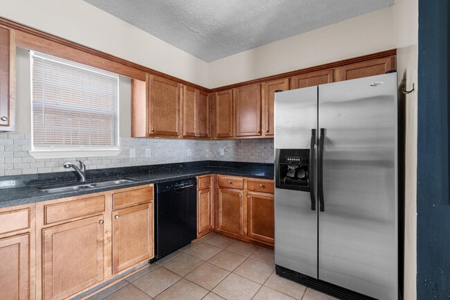 Building Photo - 2496 Lakeview Dr S