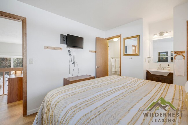 Building Photo - Sunshine and Views-Furnished 2 Bedrooms/2 Bathrooms Buffalo Ridge Condo