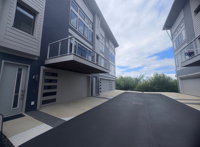 Building Photo - Two Bedroom Condo on Lookout Hill in Grand Rapids!