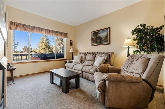 Building Photo - Want to live on a golf course with access to the pool with sports center privileges?