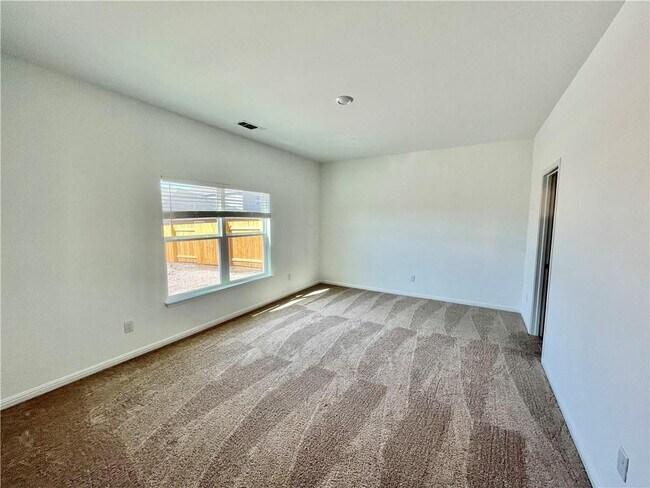 Building Photo - 126 Fox Glen Trl