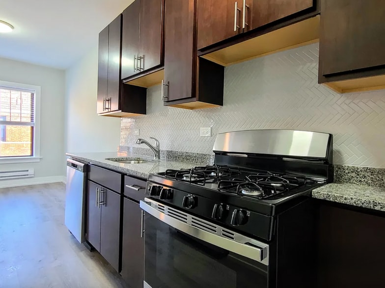 Building Photo - 628 W Cornelia Ave