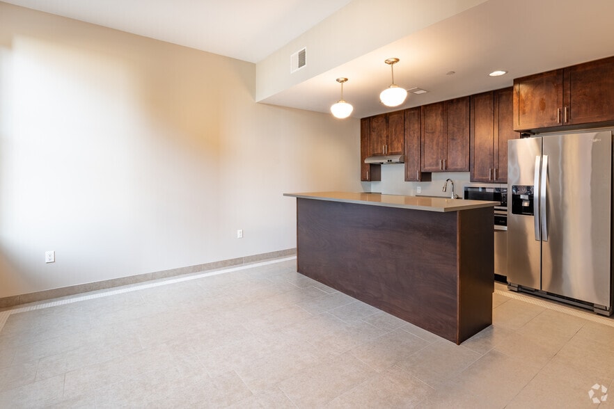 1BR, 1BA - 755SF - Kitchen - Farwell Building