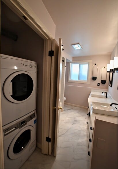 In-unit washer & dryer - 3711 26th Pl W