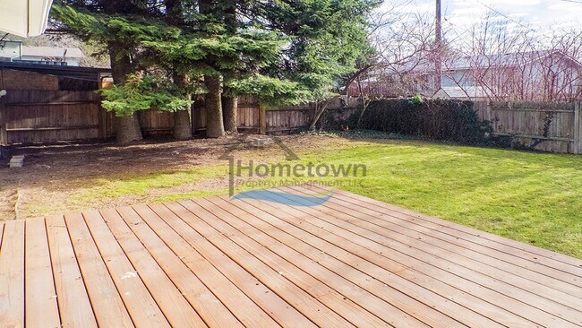 Building Photo - 3 Bed 1.5 Bath with Garage & Fenced Yard