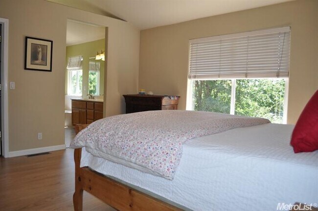 Building Photo - Comfortable Contemporary  Furnished home Short term rental only