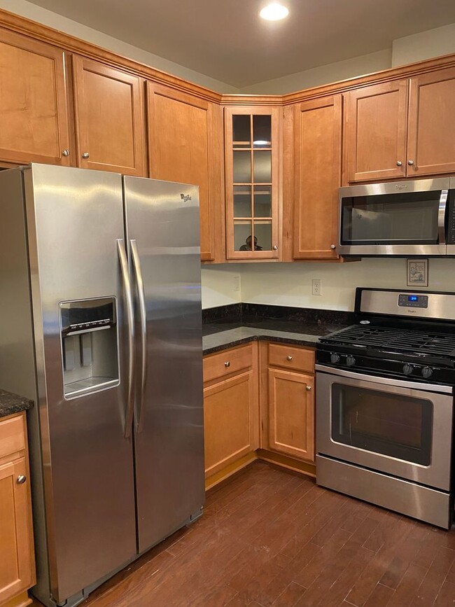 Building Photo - Stunning 3 Bedroom Townhouse in Gaithersburg!