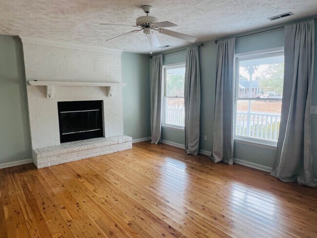 Building Photo - 208 Elmhurst Rd