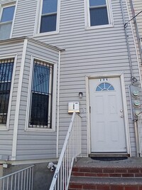 Building Photo - 206 Elton St