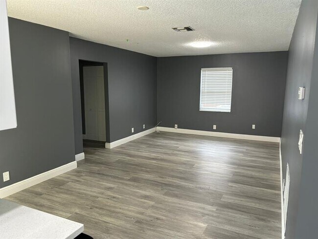 Building Photo - 5370 NW 29th Ct