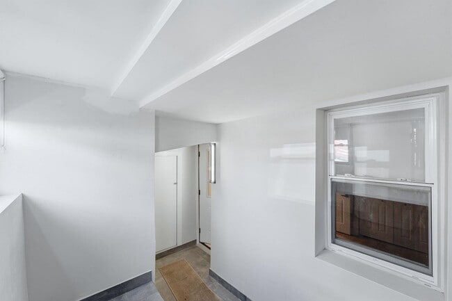 Building Photo - 1205 Hillside Pl