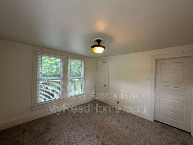 Building Photo - 1042 Blythe St