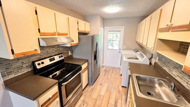 Building Photo - NEWLY RENOVATED 3 Bedroom/2 Bath Unit! Was...