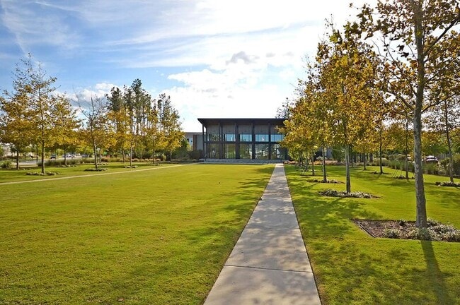 Building Photo - 146 Winding Branch Dr