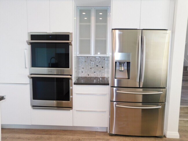 Building Photo - Gated Lake community 2 bed, 2.5 bath home.