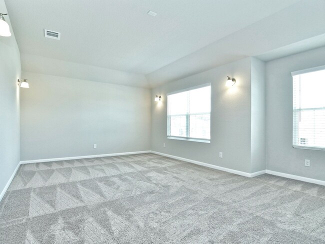 Building Photo - Large 3036 SF Home - 5 Bed/3 Bath + Media ...