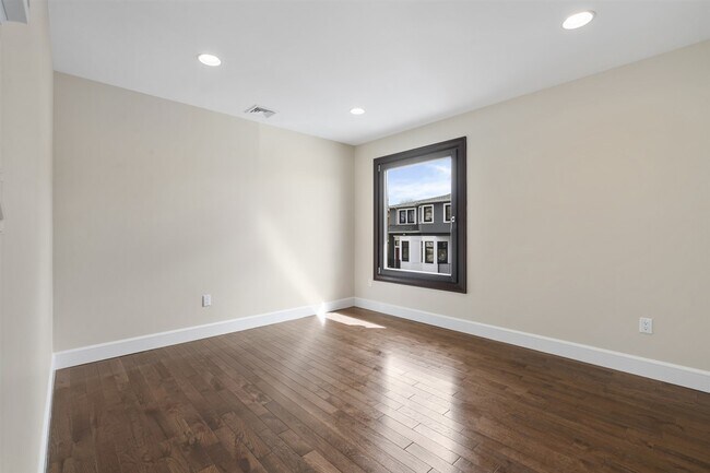 Building Photo - 585 Hoboken Rd