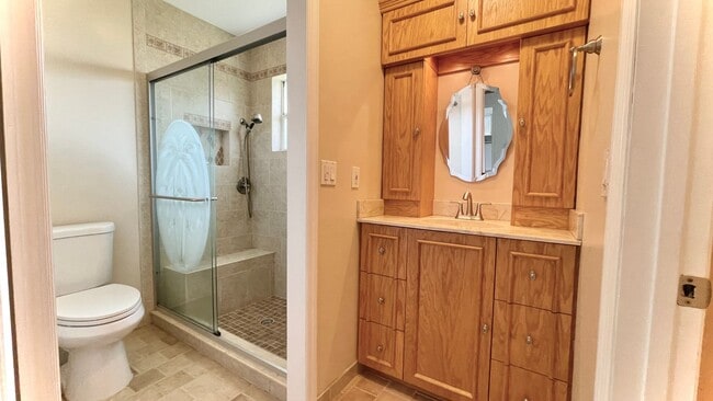 Building Photo - 3 BR , 2 Bath Annual Screened Pool Home Available