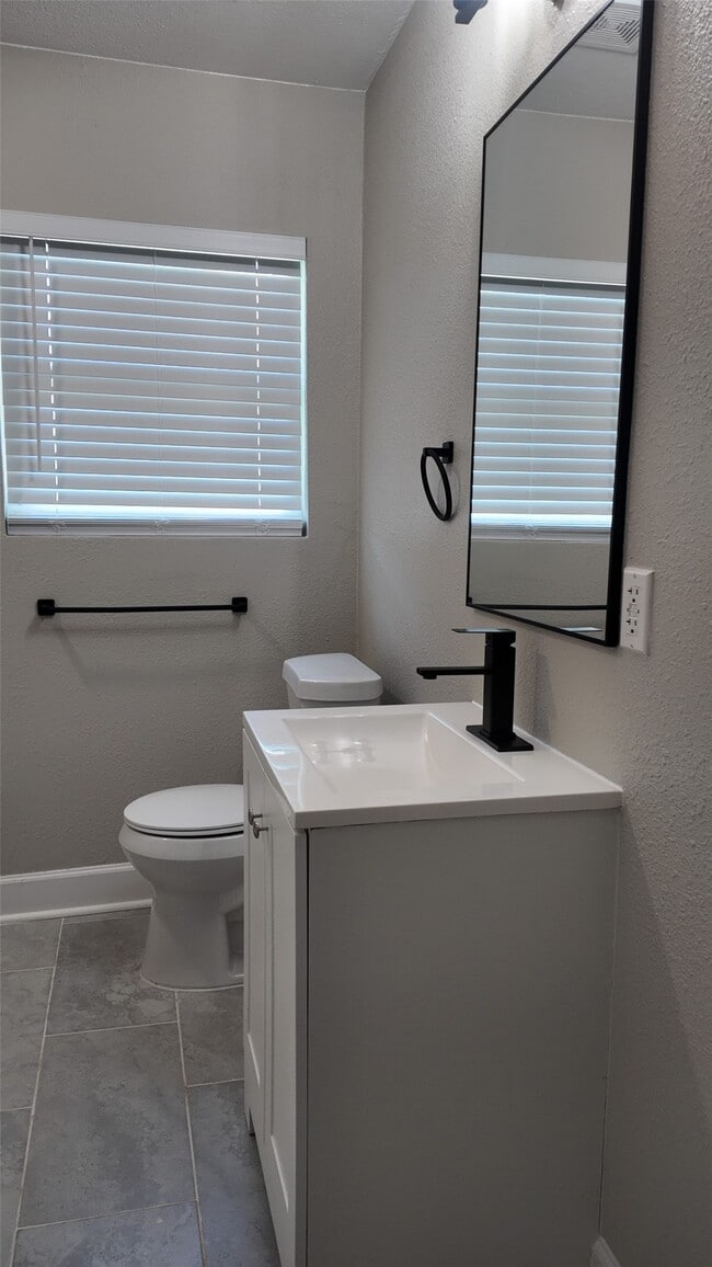 Building Photo - 917 Temple Dr