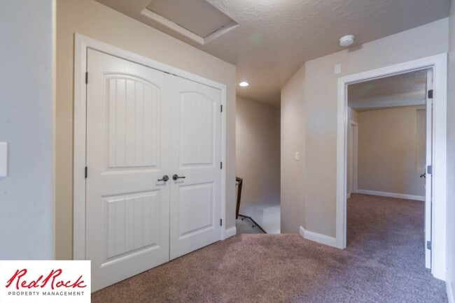 Building Photo - 3 Bedroom Townhome In Southgate Community