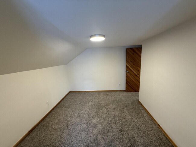 Building Photo - Upper 2BR in Heart of Grandville