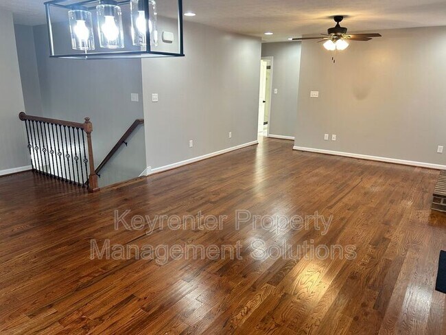 Building Photo - 33 Oak Ln