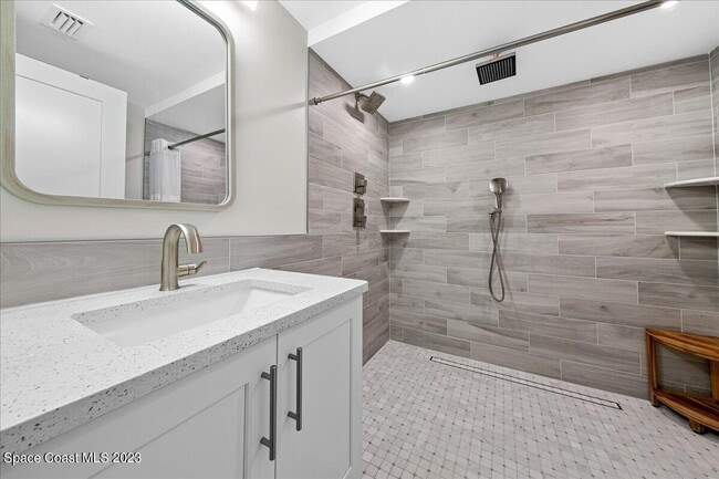 Building Photo - 7801 Ridgewood Ave