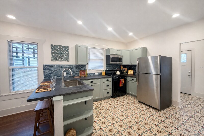 Building Photo - 843 Rigsby Ave