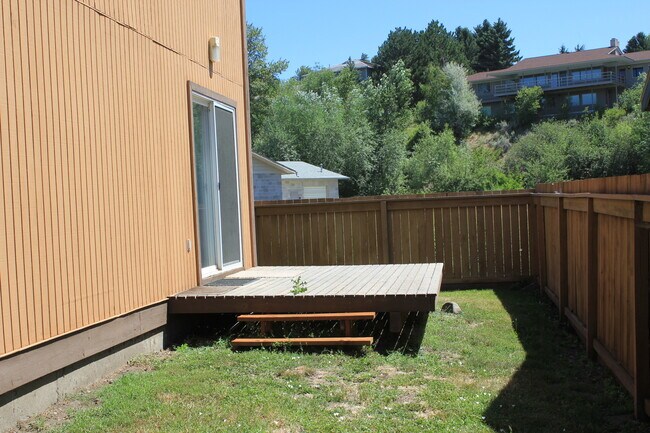 Building Photo - 1308 N Brooklane St