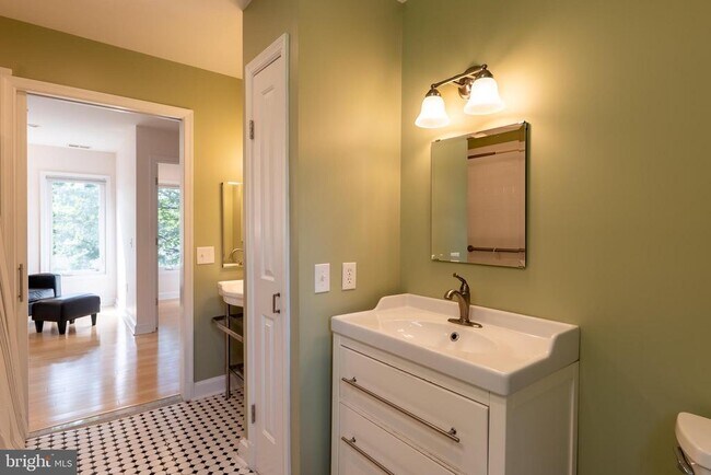 Building Photo - 4614 ROXBURY Dr