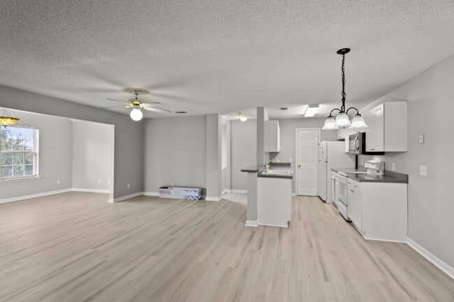 Building Photo - 2113 Sanderling Dr