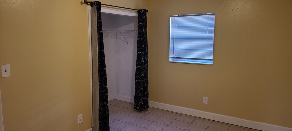 Building Photo - 4691 Pleasant Valley Ct