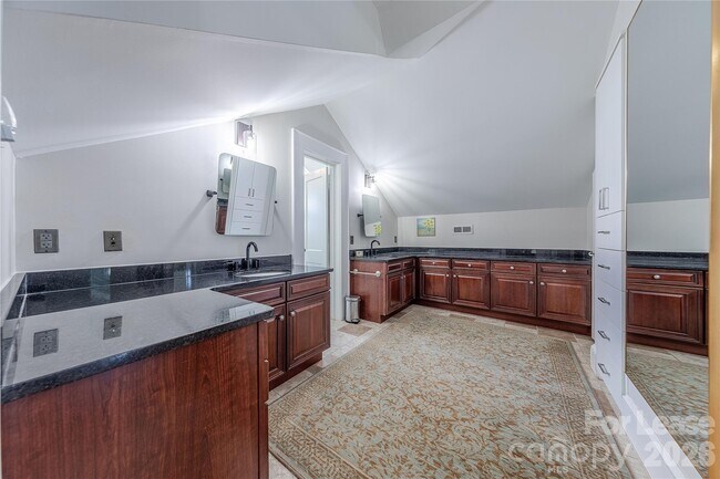 Building Photo - 2101 Dartmouth Pl